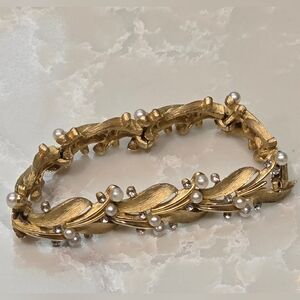 Crown Trifari Pearl & Crystal Bracelet 1950s Vintage Jewelry Floral